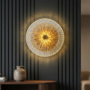 Applique murale LED en verre ambré effet lotus fixée sur un mur foncé et diffusant une lumière chaude