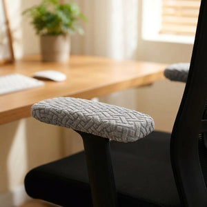 Housse d'accoudoir en jacquard gris texturé installée sur l'accoudoir d'une chaise de bureau