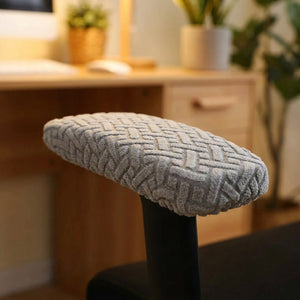 Gros plan sur la texture tressée jacquard de la housse d'accoudoir grise