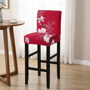 Housse de chaise de bar extensible fleurie dans une salle à manger douce avec rideaux voilage
