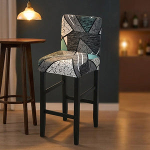 Housse de chaise de bar extensible à motif géométrique dans un coin bar ambiance chaleureuse