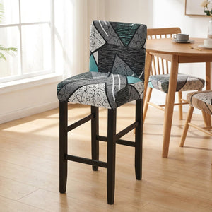 Housse de chaise de bar extensible à motif géométrique dans une salle à manger avec table ronde en bois