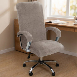 Housse de chaise de bureau en velours taupe avec accoudoirs assortis dans un bureau lumineux