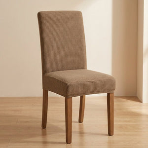 Housse de chaise extensible en maille jacquard Camel sur une chaise de salle à manger