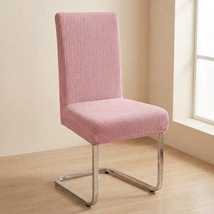 Housse de chaise extensible en maille jacquard Rose sur une chaise de salle à manger