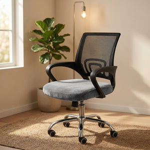 Fauteuil de bureau avec housse d'assise en velours gris dans un coin bureau cosy