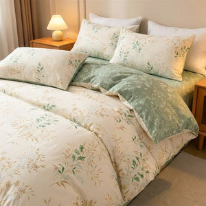 Housse de couette fleurs champêtres dans une chambre avec table de chevet et lampe