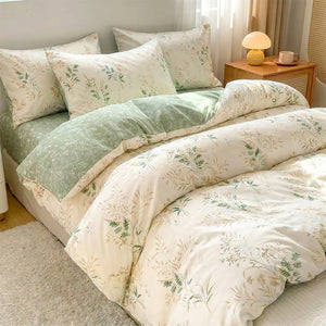 Lit habillé d'une housse de couette imprimée de fleurs champêtres beige et vert avec taies assorties
