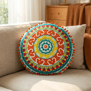 Housse de coussin ronde brodée mandala modèle Médaillon Turquoise avec pompons orange