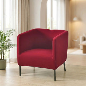 Housse de fauteuil bordeaux sur un fauteuil près d une fenêtre lumineuse