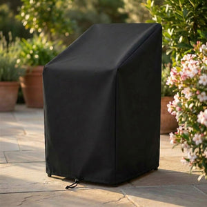 Housse de protection noire protégeant des chaises empilées dans un coin de jardin fleuri