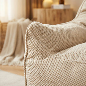 Gros plan sur la texture gaufrée douce du tissu en coton beige
