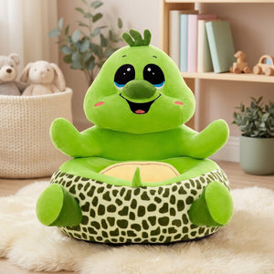 Pouf enfant tortue verte en peluche dans une chambre de bébé pastel
