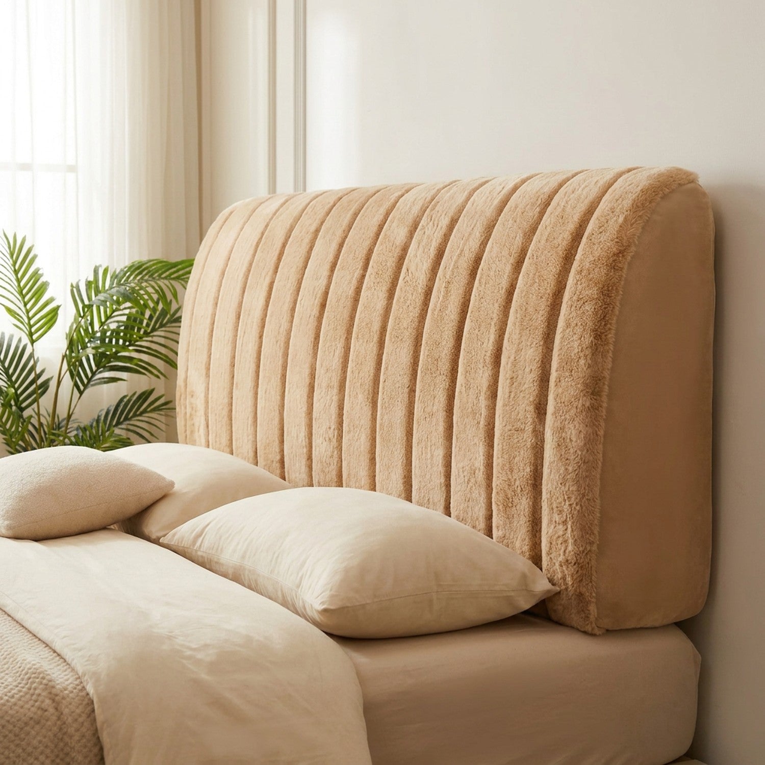 Housse de tête de lit en peluche beige dans une chambre lumineuse avec plante