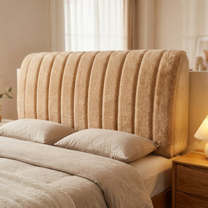 Housse de tête de lit en peluche beige moelleuse installée sur un lit dans une chambre chaleureuse