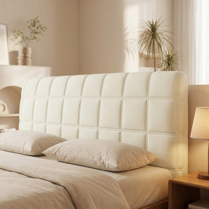 Housse de tête de lit couleur blanche installée sur un lit