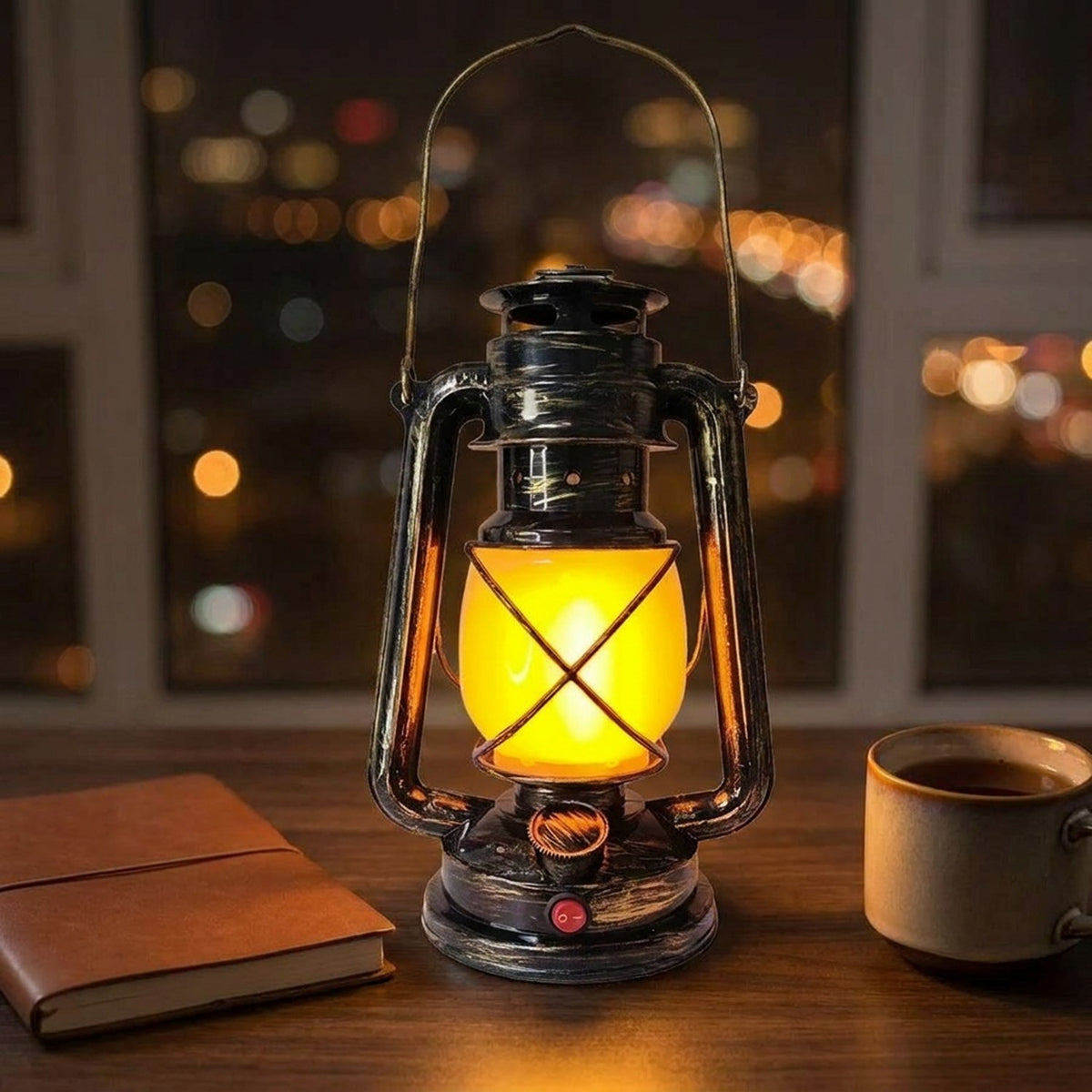 Lampe rétro allumée sur un bureau en bois avec un carnet et une tasse le soir