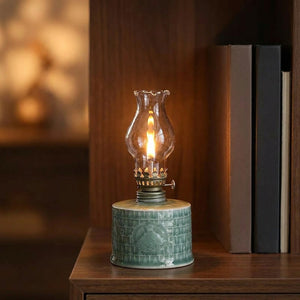 Lampe à pétrole allumée sur une étagère en bois à côté de livres