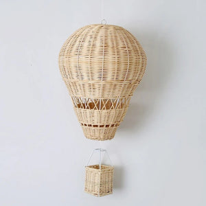 Ballon en rotin naturel accroché au mur décoration chambre
