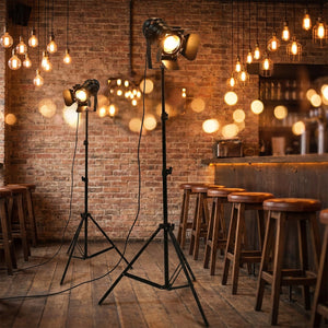 Lampadaire trépied noir dans un atelier créatif moderne