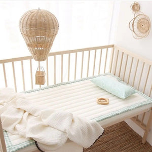 Ballon en rotin beige suspendu nursery rose avec commode
