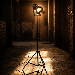 Projecteur trépied noir dans une chambre lumineuse