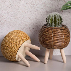 Détail pieds amovibles en bois du cache-pot rotin boho naturel et brun