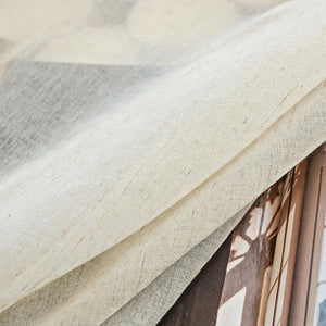 Gros plan sur les plis et la texture tissée du voilage effet lin