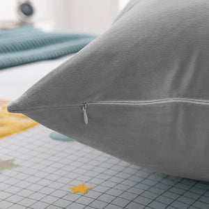 Detail de la fermeture eclair invisible de la housse de coussin en velours gris