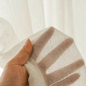 Transparence du voilage effet lin visible à travers le tissu