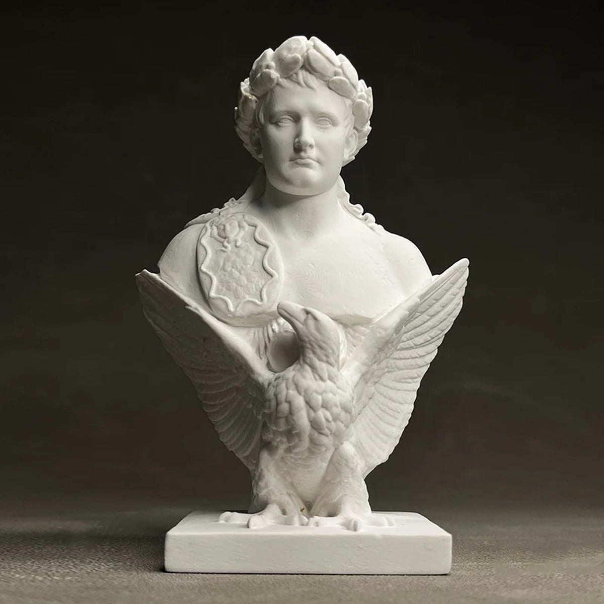Buste Napoléon en résine blanche avec couronne de laurier et aigle impérial