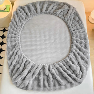 Coins élastiqués du drap-housse peluche épousant le matelas