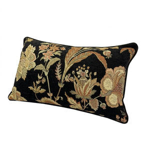 Detail du motif floral tisse en gros plan sur le velours noir