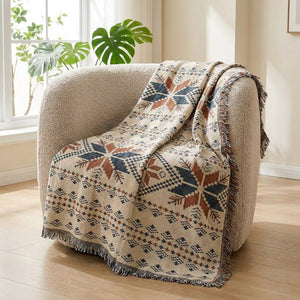 Jeté de canapé bohème drapé sur un fauteuil près d'une fenêtre lumineuse