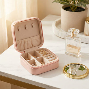 Boîte à bijoux de voyage en cuir rose ouverte