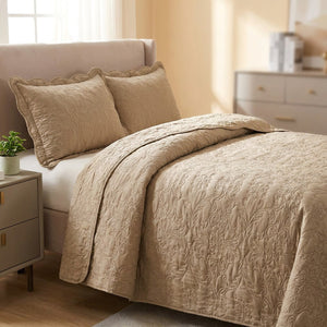Couvre-lit matelasse kaki au motif damasse sur un lit avec deux taies assorties
