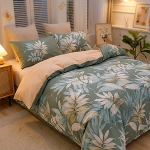 Parure de lit feuilles tropicales vertes sur un lit dans une chambre chaleureuse avec lampe de chevet