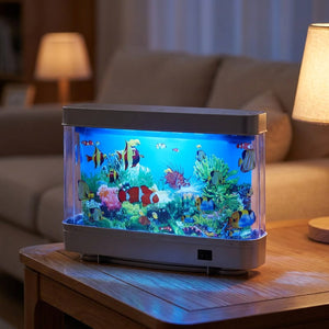 Lampe aquarium virtuel allumée sur une table de salon dans une ambiance chaleureuse du soir