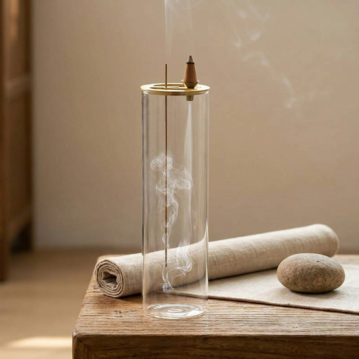 Porte-encens en verre dans un coin méditation avec tapis en lin
