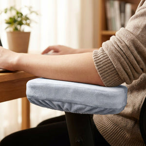 Avant-bras posé sur une housse d'accoudoir en velours gris sur une chaise de bureau