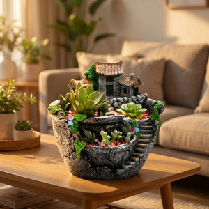 Pot de fleurs village miniature sur une table basse dans un salon chaleureux