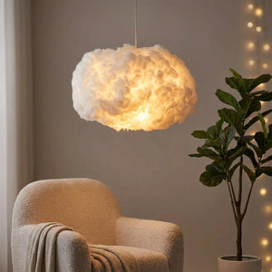 Lampe nuage lumineuse dans un coin lecture avec fauteuil et plante