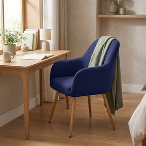 Housse de fauteuil bleu marine sur une chaise à accoudoirs près d un bureau en bois