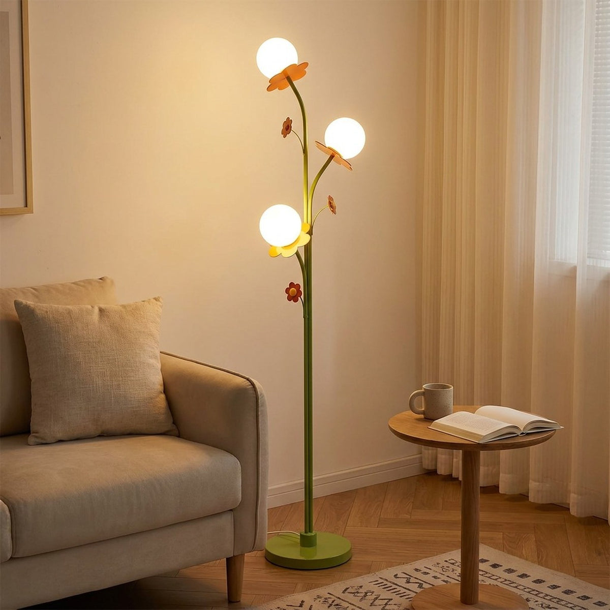 Lampadaire floral 3 globes allumé salon cosy fauteuil beige parquet ambiance dorée