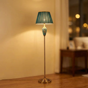 Lampadaire en céramique avec abat-jour vert dans un salon chaleureux