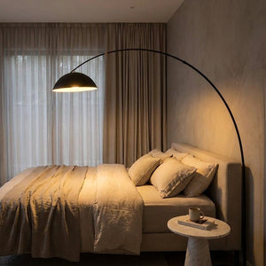 Lampadaire arc LED dans une chambre avec lumière tamisée chaude