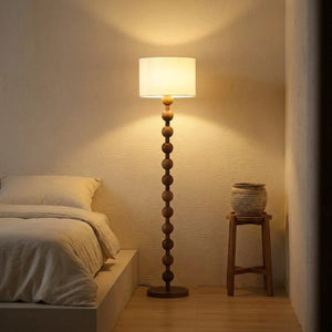 Lampadaire boulier bois dans une chambre japandi, lumière dorée du soir