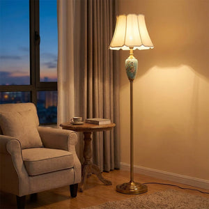 Lampadaire allumé dans un coin lecture près d'une fenêtre au crépuscule