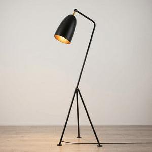 Lampadaire trépied grasshopper en métal noir fond studio blanc