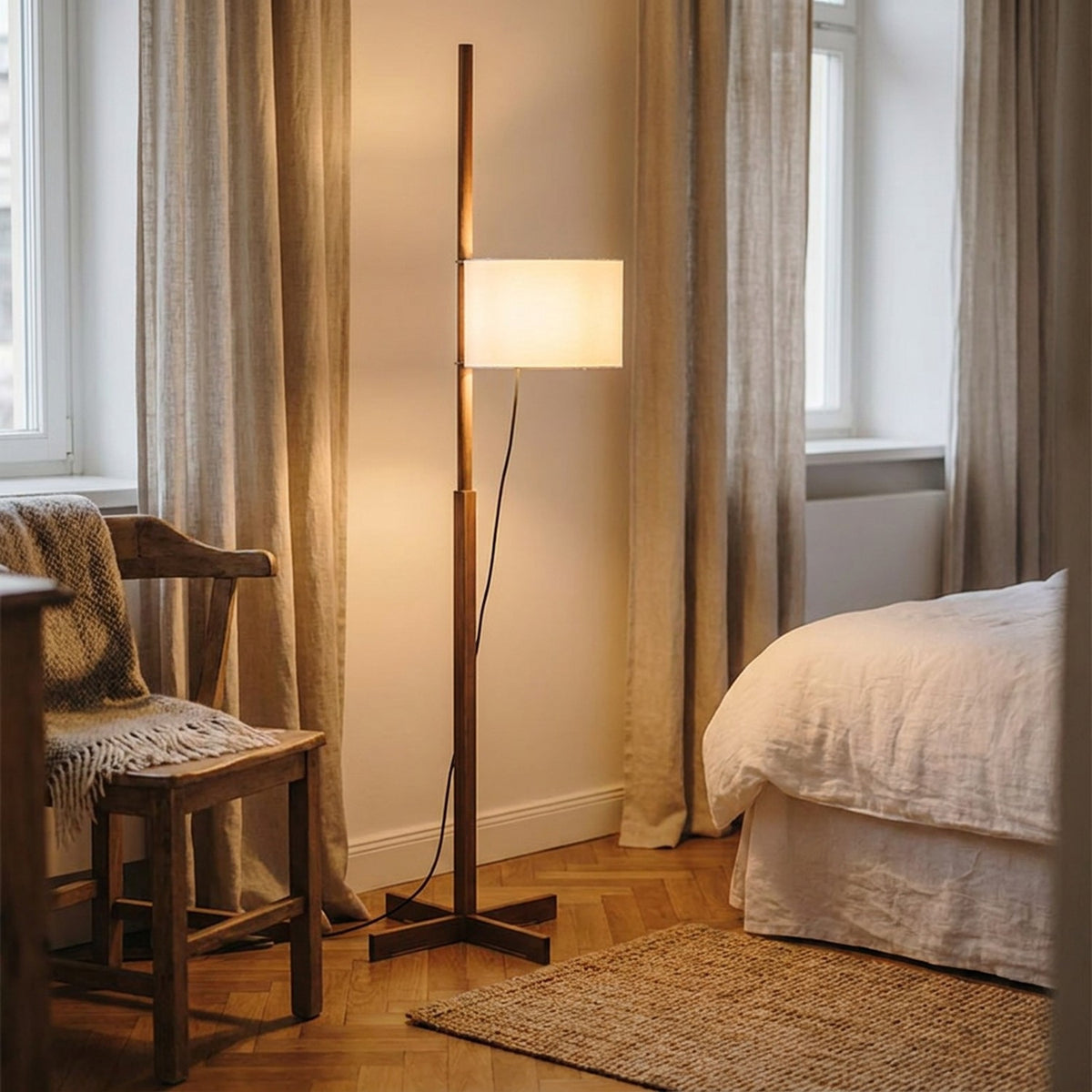 Lampadaire japonais en bois dans un salon épuré avec canapé beige et décoration japandi